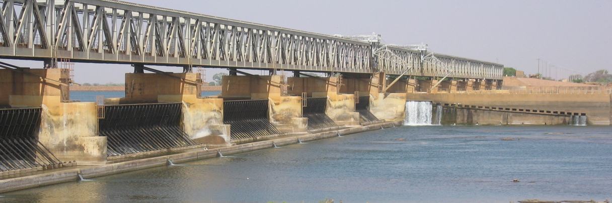 Barrage et passerelle piétonne sur le fleuve.