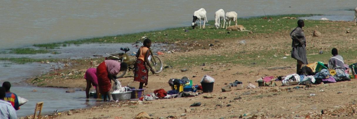 Vie de village sur la rive du fleuve.